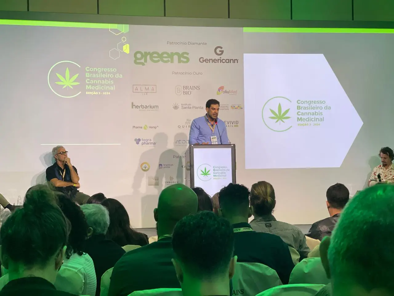 Gustavo Palhares, CEO da Ease Labs, durante palestra no Congresso Brasileiro da Cannabis Medicinal, que volta em 2025, de 22 a 24 de maio, no Expo Center Norte, em São Paulo | Imagem: Sechat | Saiba como participar aqui
