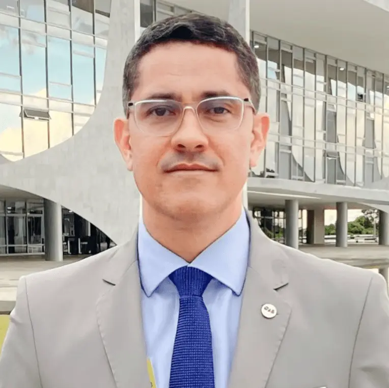 Maurício Lobo.png